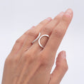 Charger l'image dans la visionneuse de la galerie, Bague Intrépide argent satiné