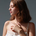 Load image into Gallery viewer, White and black pearl bracelet