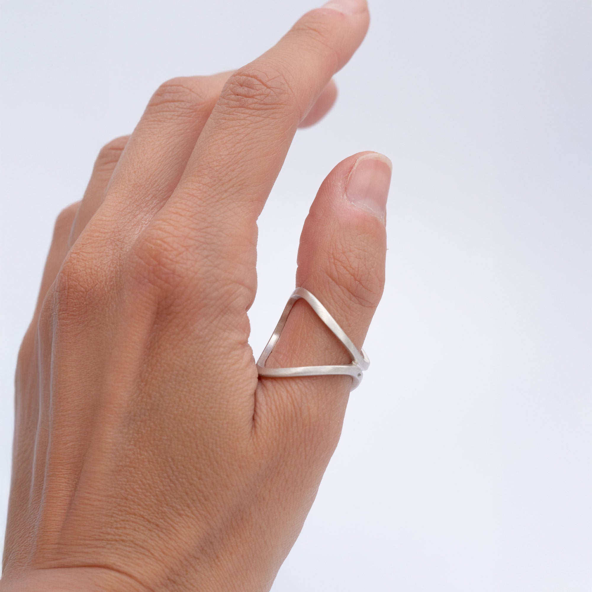Intrépide satin silver single earring