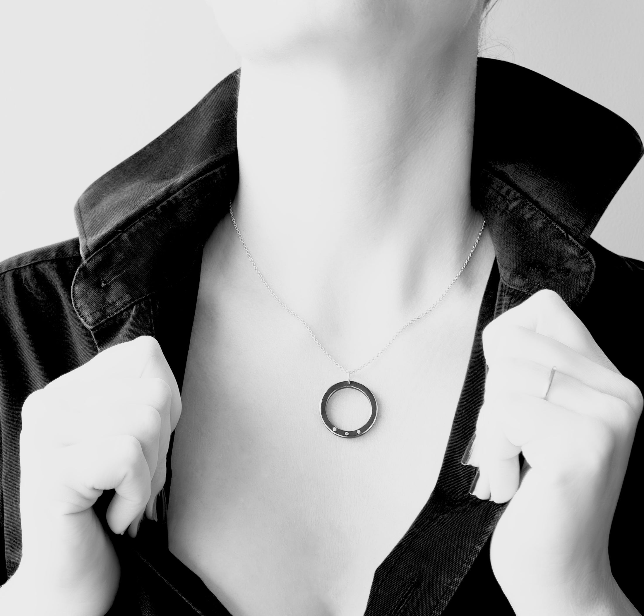 Collier H 3 diamants blancs et aluminium anodisé noir