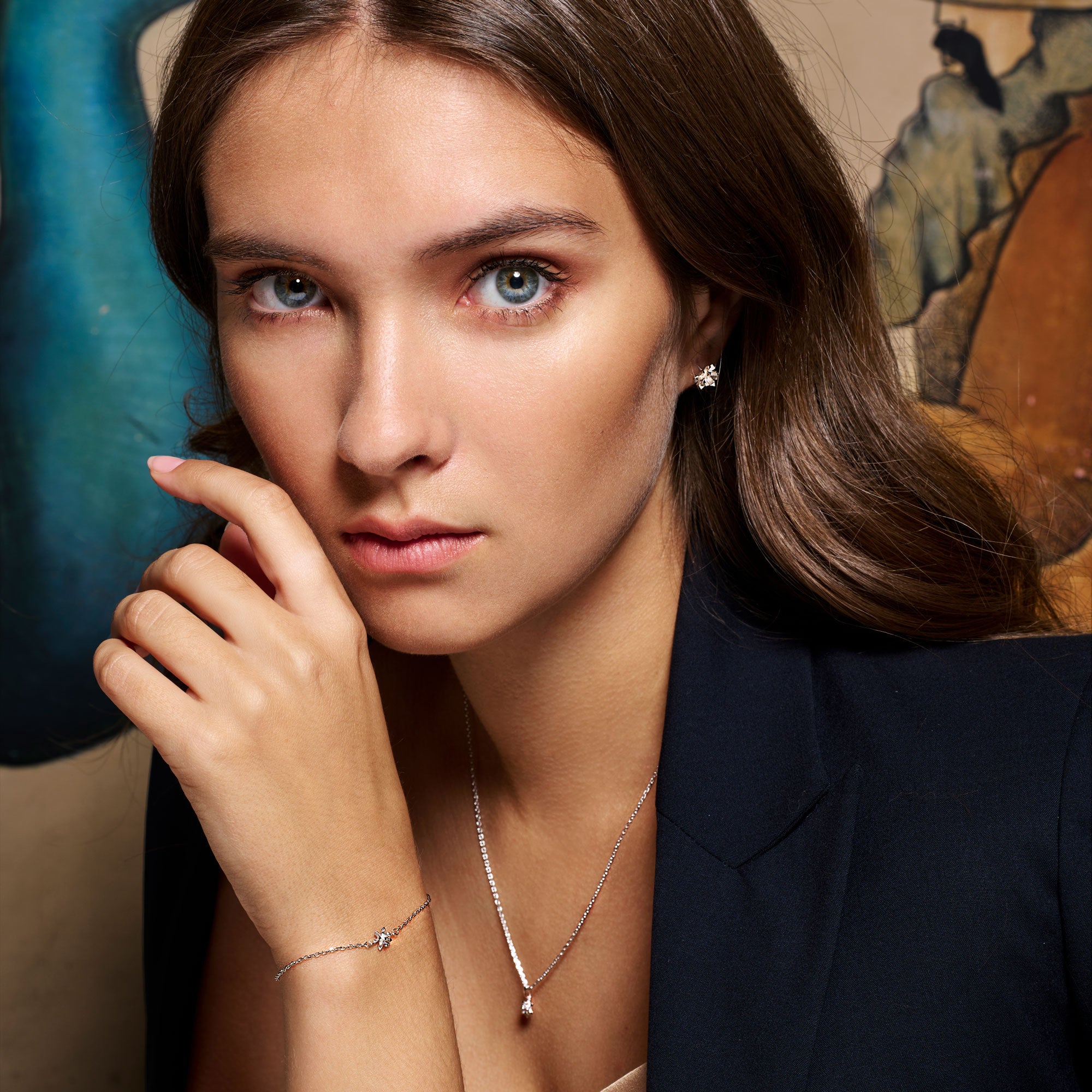 Single silver quartz and diamond loop